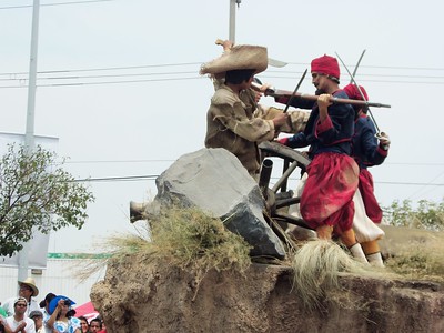 Mexican soldier battling a French soldier in Puebla 